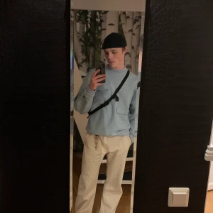 Blå sweatshirt med fickor - En blå sweatshirt med fickor på från ASOS, använd endast 1-2 gånger alltså nästan helt ny. Väldigt skön samtidigt som den är väldigt häftig. Skriv för mer bilder och information. Pris kan diskuteras men köparen står för frakten:)