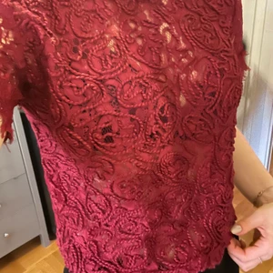 Vinröd  - Säljer denna då den tyvärr blivit för liten, i bra skick och nästan aldrig använd. Den är från zara och finns inte att köpa längre 🤪