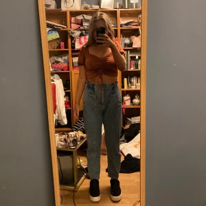 Ljusblå jeans från Zara i storlek 34 - Fina ljusblå jeans från zara i storlek 34. Jeansen är höga midjan och har någon slags resorband som detalj i midjan tillsammans med breda fickor på framsidan.