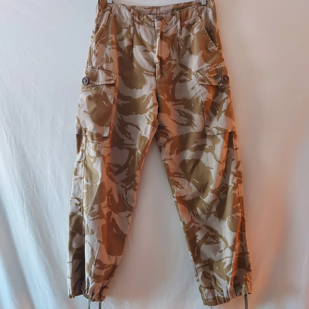 Vintage army byxor i desert / tropical mönster. Skitsnygga äkta militär byxor tyvärr använder jag de inte så ofta som jag önskar. Storlek M . Jeans & Byxor.