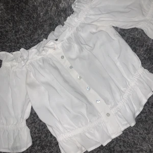 Fin magtröja - Fin vit luftig magtröja som sitter sååå fint.