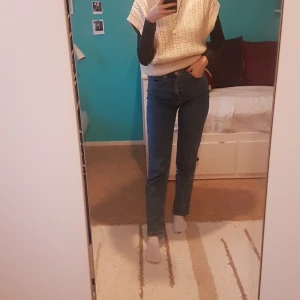 Jeans NA-KD - Jag säljer mina supersnygga vida jeans med slits som jag köpte fråfrån NAKD för 600 kr (finns docdock nte i sortimentet längre). Använda sparsamt. Supeesnygga verkligen, men som ni ser på bilden så är de lite för korta för mig som är 171cm men med VÄLDIGT långa ben. EEn kompis som är 176 cm och med normallånga ben provade dem, och ddddå var de lagom i längden. Passar alltså för 163cm till 176cm långa tjejer beroende på hur mycket man vill att de ska "bölja" över skorna.