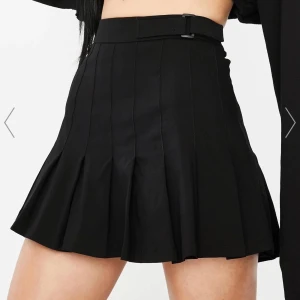 Pläderad kjol från Dolls kill - Knappt använd, super snygg, den perfekta kjolen men den har blivit för liten på mig. Köpte den för 315 kr exklusive frakt så säljer den för 190 kr.