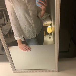 Skjorta  - Vit bomullsskjorta från hm, super fin att ha tex under en sweatshirt. Priset är + frakt