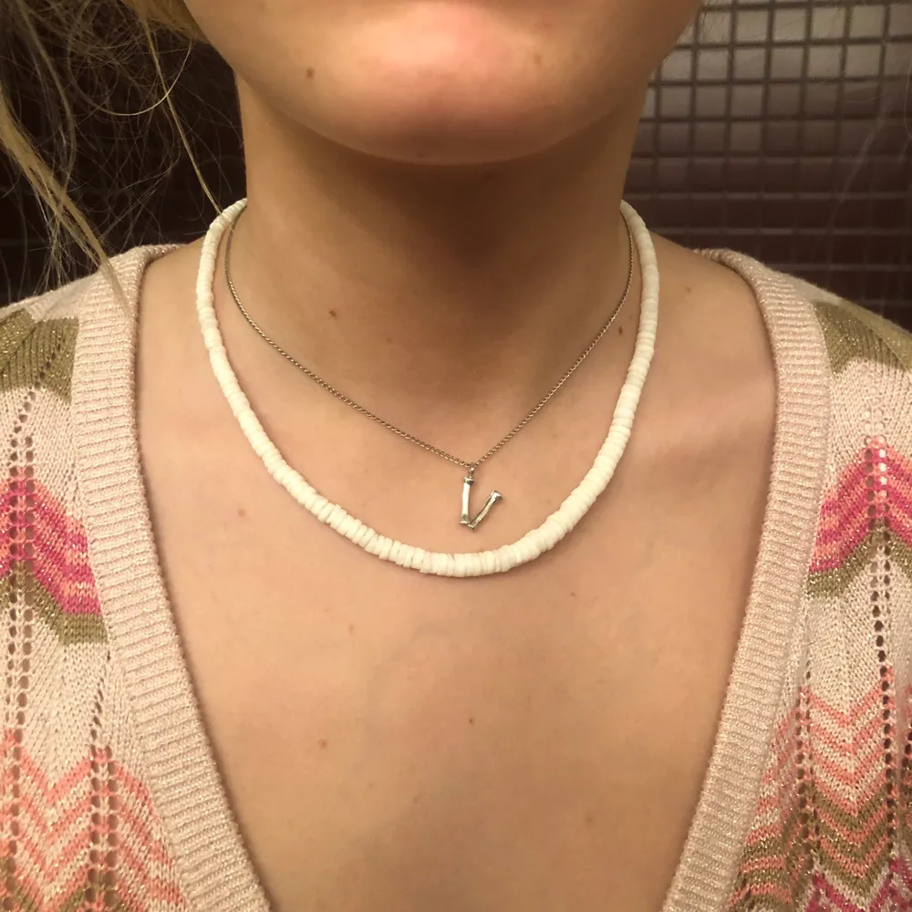 Säljer detta as snygga halsband (det vita).det passar till allt och är så trendigt❤️. Accessoarer.