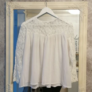 Spets blus ✨ - En söt blus med spets detaljer, fint fall när den sitter på. ✨