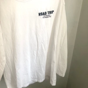 Tröja med tryck bak  - Storlek s 