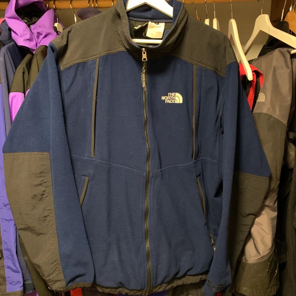 Topp använt skick på båda plagg. Båda jackan och fleecen storlek LARGE. Goretex Mountain Peak jacka och tillhörande windstopper fleece. Fleecen går att zip-in i jackan (3-in-1 jacka). Inga hål eller skavanker på varken jacka eller fleece. . Jackor.