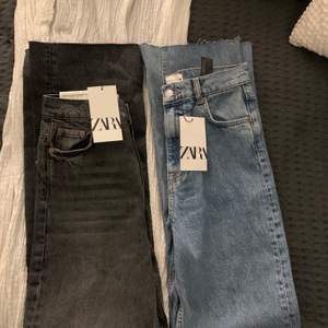 Säljer två par jeans modellen 90s highwaist i färgen grått (strl 34) och blå  (strl 36) helt oanvända! kan mötas i Liljeholmen eller så står köparen för frakt