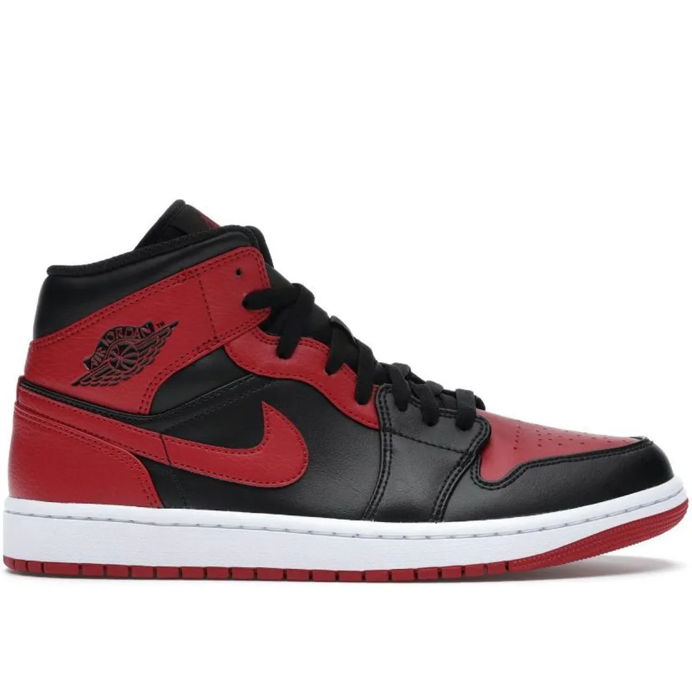 Jordan 1 mid banned. Skor.