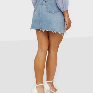 Levis HR DECON ICONIC BF SKIRT - Det är lånade bilder pga att produkten inte passar mig. Har köpt 1superfin jeanskjol från Levis för några månader sen som inte passar mig och jag heller inte har haft möjlighet att lämna tillbaka. Den köptes för 649 kr och är oanvänd med prislappen kvar. I medelande kan ni få bilder på produkten i sig men eftersom den inte passar kan jag ej tyvärr visa hur de sitter på. 