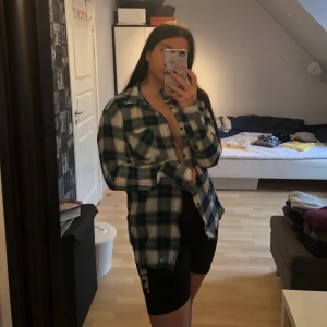 Flanellskjorta - Ashäftig flanellskjorta som man kan använda som en tunn jacka i sommar, endast använd 1 gång. Köparen står för frakten OBS finns billigare frakt men paketet är isåfall inte spårbart!