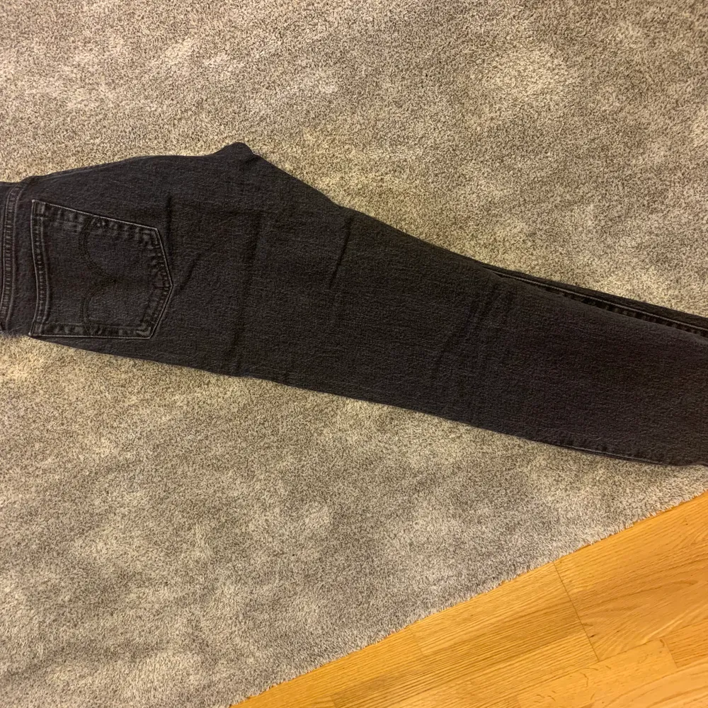 Levis 501 black, använda fåtal gånger och köpa nyligen! Säljes pga dom inte kommit till användning. Köpare står för frakt. Jeans & Byxor.