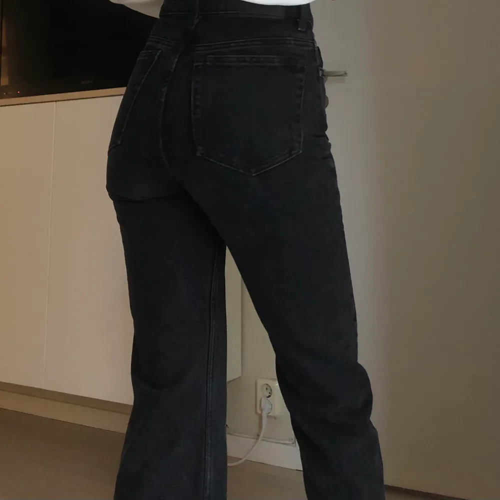 Svarta trendiga raka jeans från weekday i storlek 24/32 (jag är ungefär 170cm lång). Är i mycket bra skick och sällan använda. Buda gärna i kommentarerna💕. Jeans & Byxor.