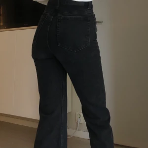 Weekday mile raka jeans  - Svarta trendiga raka jeans från weekday i storlek 24/32 (jag är ungefär 170cm lång). Är i mycket bra skick och sällan använda. Buda gärna i kommentarerna💕