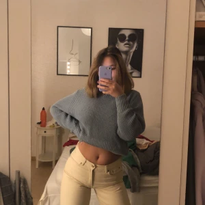 Stickad tröja - Jättesöt blå stickad tröja från Monki💙💙kommer aldrig till användning längre🥺 tröjan är XXS men känns som S 💙köparen står för frakt