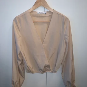 Blus NA-KD - Oanvänd blus. Storlek S