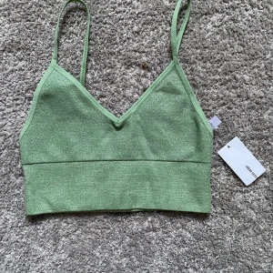 Fin grön topp - Fick denna i julklapp men kände att den inte var min stil. Prislappen kvar och bara testad. Pris kan diskuteras. Just nu 90+frakt. Jag som har storlek S kan ha denna och skulle säga att nästan alla kan ha denna eftersom den är väldigt stretchig.