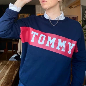 Tommy Hilfiger collegetröja  - Snygg Tommytröja i fint skick! XS men sitter mer som S/M. Modellen på bilden är 172cm. Mäter gärna upp tröjan om det önskas. 