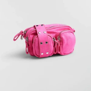 Väska - Säljer denna supersöta väska från Gina. Är liten i modellen. I bra skick och inte använt den alls mycket. 100kr+frakt. Skriv för fler bilder💞✨