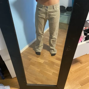 Levis Manchester jeans - Sjukt snygga beiga Manchester jeans från Levis i w33/L34. Köpte de second hand som baggy jeans men kom tyvärr inte till så mycket användning. Superfint skick! 🌸 (frakt tillkommer)