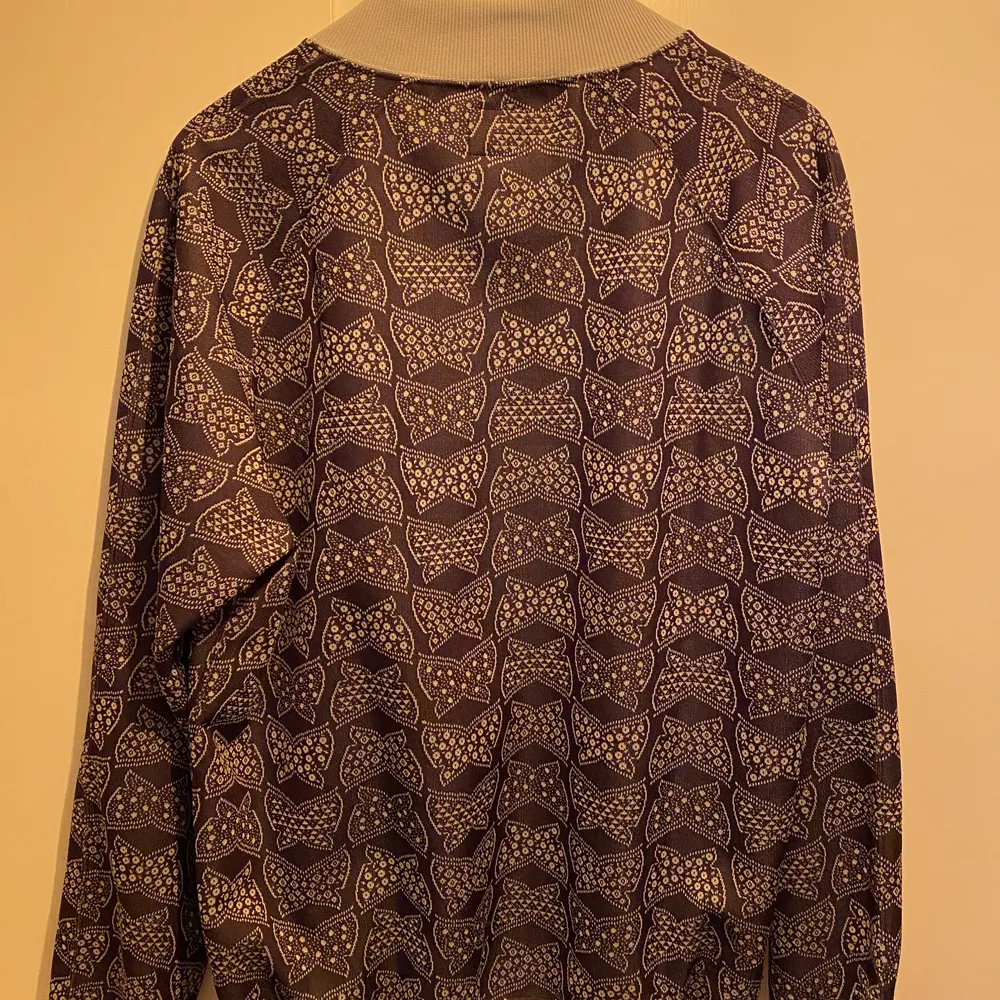 Fin lila Needles tröja i storlek L. Köpt på Caliroots. Använd endast 2-3 gånger.  Finns att hämta i Spånga alternativt mötas upp i centrala Stockholm . Tröjor & Koftor.