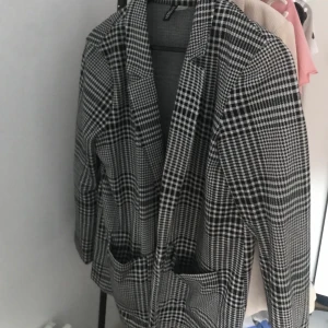 Kappa - Rutig tunnare kappa/blazer som passar utmärkt till våren/hösten! Endast använd vid få tillfällen. Storlek M men passar fint som en oversize. 150kr+frakt