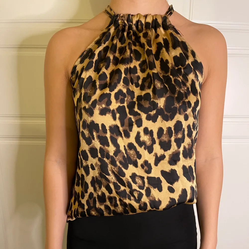 Jättefin Leopard blus i storlek S ifrån Missay! Använd ett få antal gånger och är i väldigt bra kvalitet! 110kr+frakt!:). Blusar.