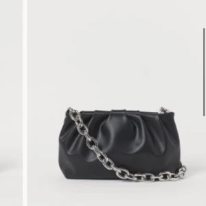 Axelremsväska - En svart axelremsväska från hm. Slut på nätet i färgen svart. 200kr + frakt 60