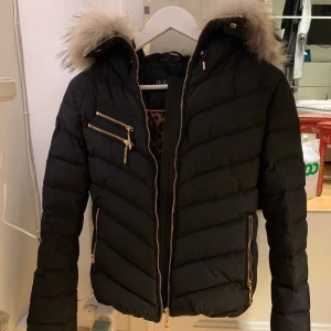 Hollies jacka - Knappt använd. Gulddetaljer. Storlek 36. Nypris 3400 kr (Köpare står för frakt)