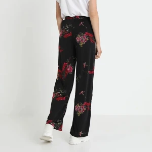 Blommiga tygbyxor - Från Only. Nypris 179kr. Köparen står för frakten!