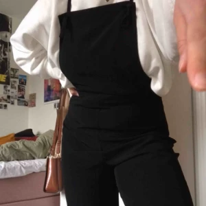  - Snygg, lång, svart jumpsuit från Monki. Säljer för att den tyvärr inte kommer till användning. 
