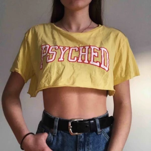 Gul Croptop - Snygg och tunn croptop med 80-talsinpirerat tryck!  Perfekt på varma sommardagar eller med jeans och en jacka över.  Frakt tillkommer