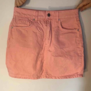  - Persikofärgad jeanskjol från Gina!