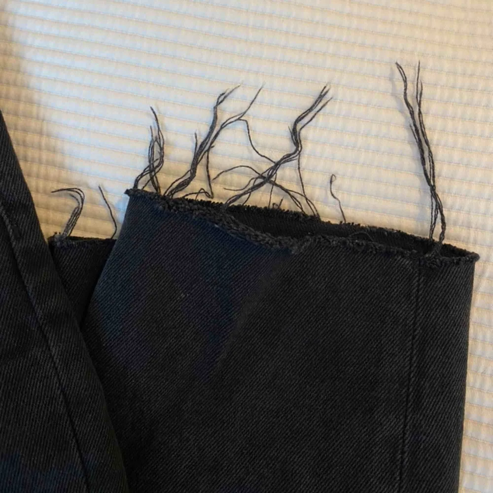 Snygga svarta jeans från never denim, köpta på Gina tricot! Skönt och töjbart material. Passar S-L då man kan ha skärp till! Köper står för frakten, frakt; 100kr💖. Jeans & Byxor.