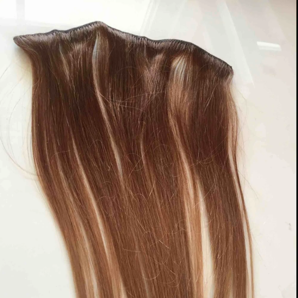 Beautiful natural unused clip in hair extension brown/ombré  With 5 clips. 25cm wide and 45cm long. Giving away because I can’t use extensions.pm for more pics! . Accessoarer.