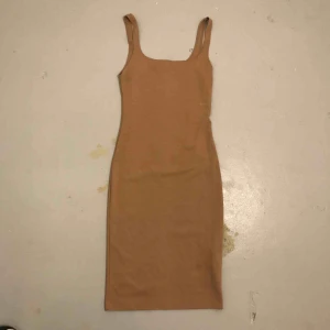  - Bodycon klänning i färgen tan. Kim k vibes 100%. Supersmickrande för kroppen⭐️