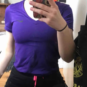  - Lila träningstshirt, super fint skick knappt använd😊 frakt 44kr, betalning sker via swish💕 bara att skicka ett meddelande vid frågor/om du vill ha fler bilder mm🥳 
