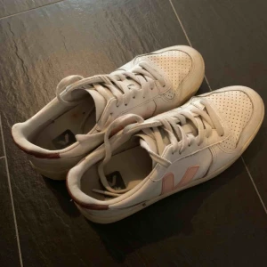  - Köpta på Arket förra våren för 1350! Från märket Veja. Jag gör självklart rent dem så gott det går innan de säljs! De sitter som en stor 38.💓🤍💛