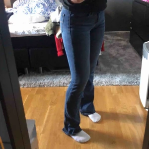  - Super fina bootcut jeans från Levis. Säljer eftersom att jag inte använder dom längre. Frakt ingår inte