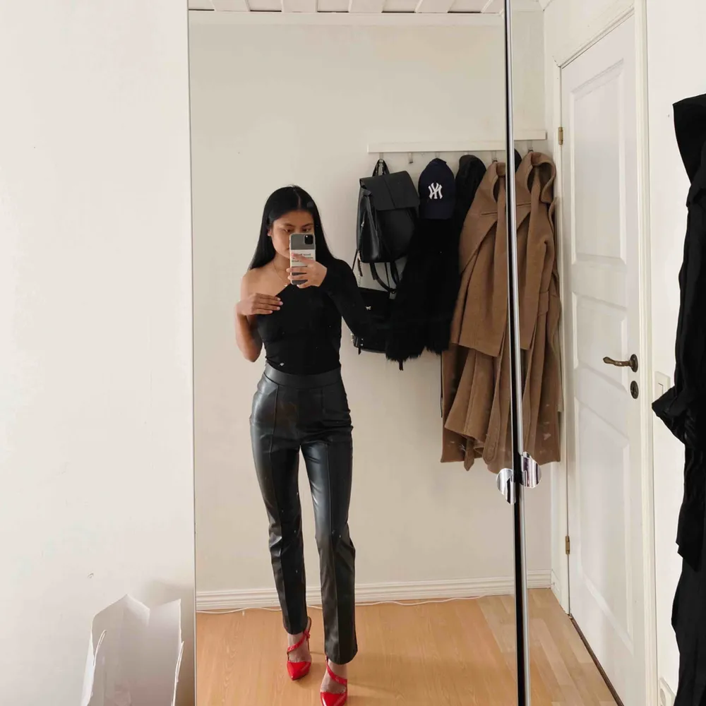 Superfina skinnbyxor från märket Nelly. Beställde dem från zalando för 400 kr och de har endast använts 1 gång. Pris kan diskuteras vid snabbköp😊😊 Gratis frakt vid snabbköp!🌸🌸. Jeans & Byxor.