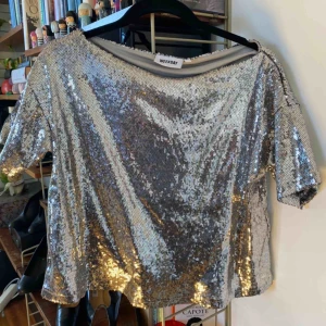  - silvrig topp kort stl 34 weekday Nytt!   köpare står för frakt