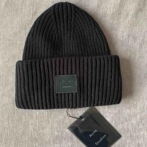  - ACNE STUDIOS PANSY. Den extremt populära face-mössan från Acne. Svart. Helt oanvänd med tag kvar.   Säljs i butik nu för 1100 kr. 