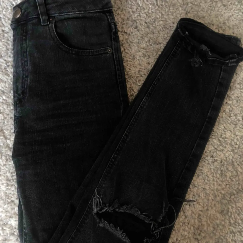 Svarta urtvättade jeans med slitningar. Modellen Farleigh från ASOS. Jag skulle säga att de är mom-jeans. Köparen står för frakten 🌸. Jeans & Byxor.
