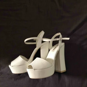  - Ett par vita klackar från Nelly, använda en gång. Nypris ca 350kr👡