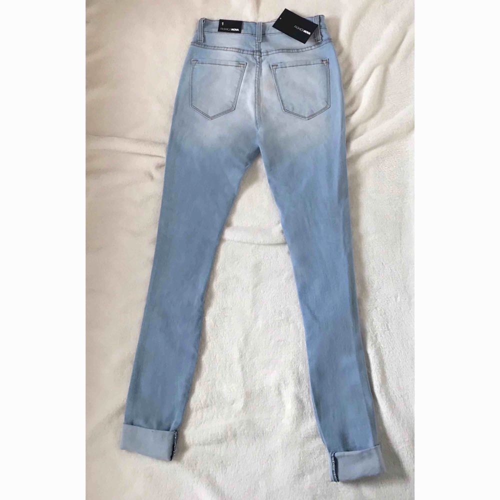 Väldigt snygga jeans från Fashion Nova i storlek 1! Helt nya! Köparen står för frakten men kan även mötas upp i Uppsala, Knivsta eller Sigtuna. Tveka inte att fråga mig om något! 😽. Jeans & Byxor.