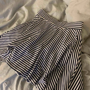  - Fin randig kjol, speciellt till sommaren!🦋💙 säljer pga att den tyvärr inte kommit till användning. Endast använd 2-3 gånger