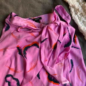  - Fin och färgglad omlottkjol från Lindex. Midi längd/går över knäna. Knytning i midjan⚡️ Frakt tillkommer💞