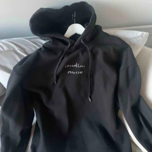  - Oversize hoodie från Acne Studios. Dam men funkar unisex. Använd en gång.   https://www.acnestudios.com/se/en/broken-logo-hooded-sweatshirt-black/AI0037-900.html  Nypris 2800 kr.   
