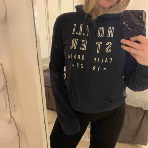  - Jätteskön kofta från Hollister! Den är lite tunnare men samtidigt varm!💙🦋